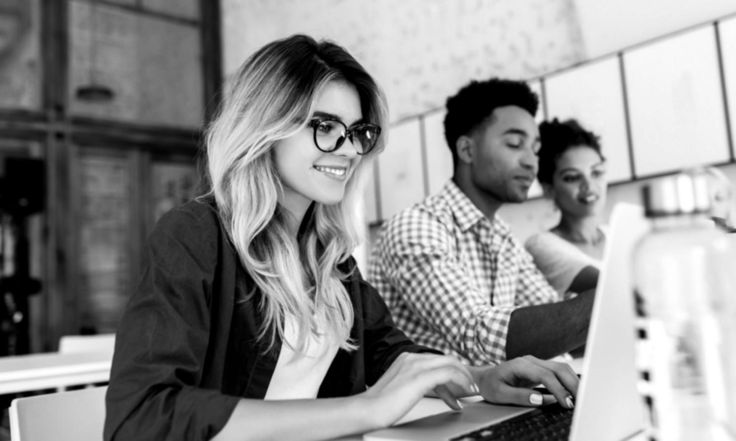 Grupo de personas colaborando en estrategias financieras